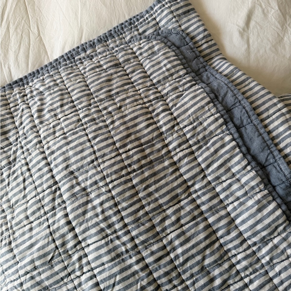 Brookline’s European linen quilt - Picture 2 of 4